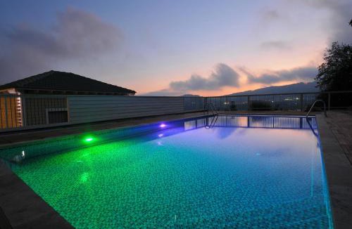 Majdal al-Shams Ski Chalet | White Suites