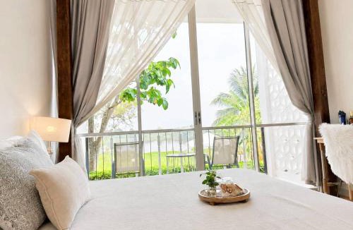 Kamphaeng Phet Hotel | White Wall Riverfront Hotel