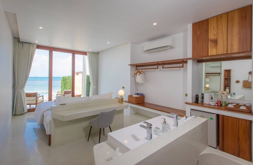 Bang Po Hotel | White Whale Beachfront Pool Villa