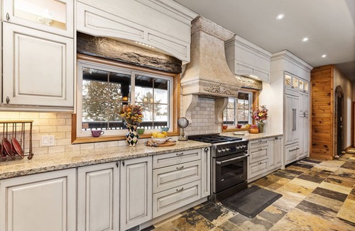 Dunchurch Villa | Whitestone Ranch | Luxury Lakefront Estate Near Muskoka (Sleeps 24)
