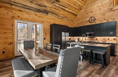 Young Harris House | Whitetail Crick; Creekfront, hot tub, theatre room, Starlink