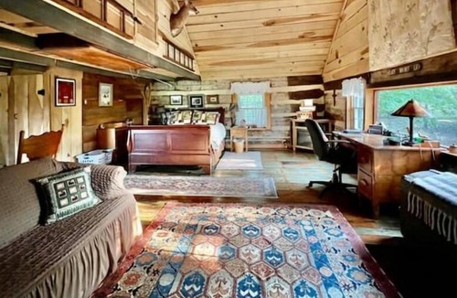 Burlington Cabin | Whitetail Inn - Rustic Seclusion