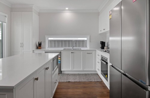 Wagga Wagga House | Whitewood Retreat - Modern Elegance, Serene Stay