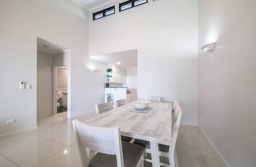 Cannonvale Apartment | Whitsunday Beachfront Apartment on Coral Esplanade