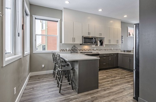 Silver Star Mountain House | Whole Home includes Suite, Private Hot Tub, Laundry, BBQ, close to village