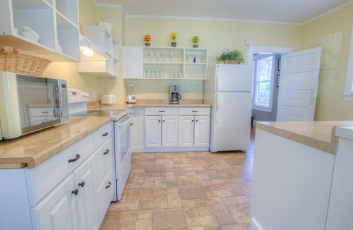 Downtown Historic District Cottage | “Wicked Easy” walk downtown - 16 Carrera St - Enjoy one house living