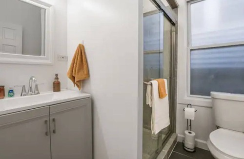 Pulaski Park Apartment | Wicker Park- Fast Internet- Dedicated Workspace