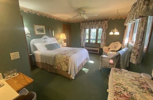 Baraboo Resort | Wicker Room near Devils lake and Wisconsin Dells