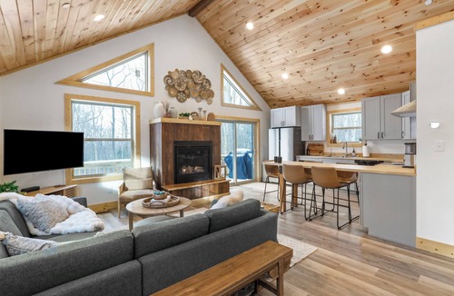McHenry Cabin | Wild Laurel - Sleeps 6 - Family Curated - Hot tub- Under 10 mins to WISP/Lake