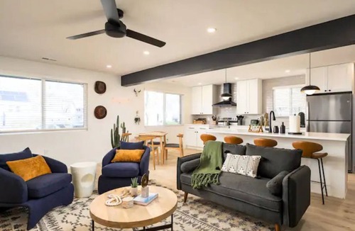Mountain View House | Wild West Disco Haus! Sleeps 12, Hot Tub + Gym!