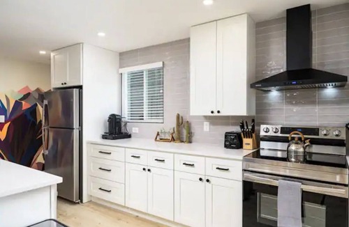 Mountain View House | Wild West Disco Haus! Sleeps 12, Hot Tub + Gym!