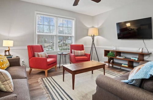 Travelers Rest House | Wildberry Place- 15 min to TR w/ Sports Court!