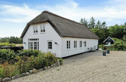 Nørklit House | Wilderness bath at thatched farm