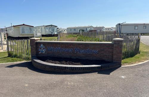 Chapel Saint Leonards Apartment | Wildflower Meadows 5 - Golden Anchor - Central Heating, Wi-Fi, bed linen - Meadow Lakes Caravan & Lodge Hire