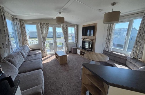 Chapel Saint Leonards Apartment | Wildflower Meadows 5 - Golden Anchor - Central Heating, Wi-Fi, bed linen - Meadow Lakes Caravan & Lodge Hire