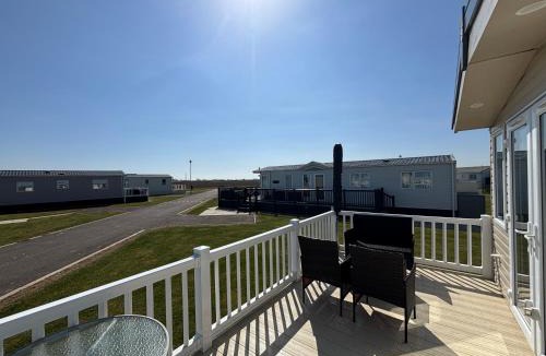 Chapel Saint Leonards Apartment | Wildflower Meadows 5 - Golden Anchor - Central Heating, Wi-Fi, bed linen - Meadow Lakes Caravan & Lodge Hire