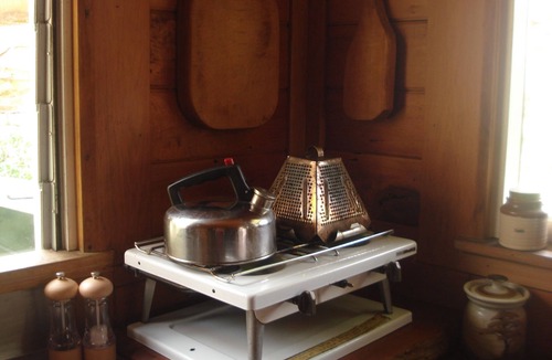Hari Hari Cabin | Wildside Lodge (romantic off-grid cabin)