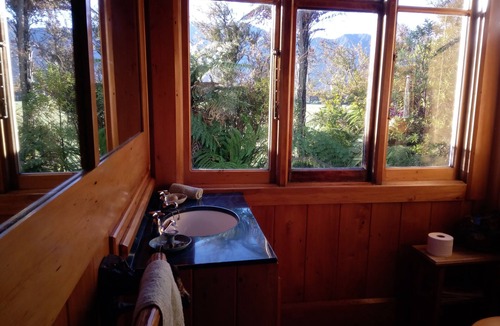 Hari Hari Cabin | Wildside Lodge (romantic off-grid cabin)