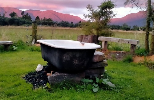 Hari Hari Cabin | Wildside Lodge (romantic off-grid cabin)