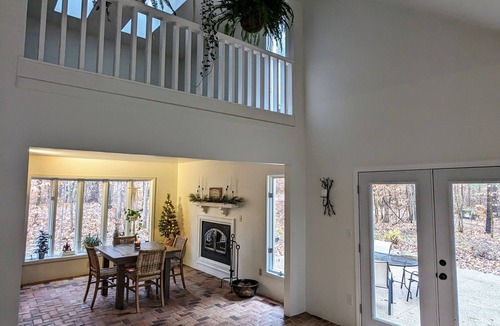 Trafalgar House | "Wildwood Acres" Peaceful Wooded Retreat
