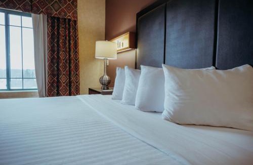 Pewaukee Hotel | Wildwood Lodge