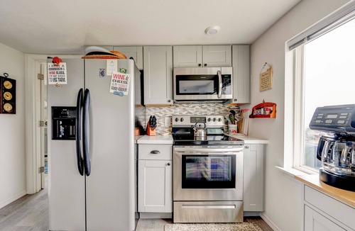 South Bend House | Willapa Bay Waterfront Cottage | Sleeps 8