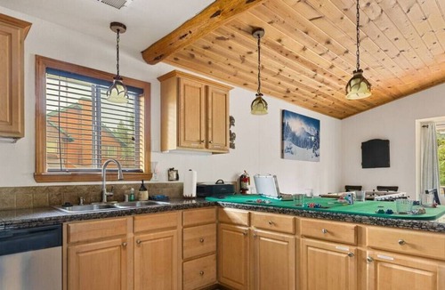 Boulder Bay Cabin | Willow Bear Log Cabin in Big Bear Lake + Hot Tub + Walk to Lake/Games
