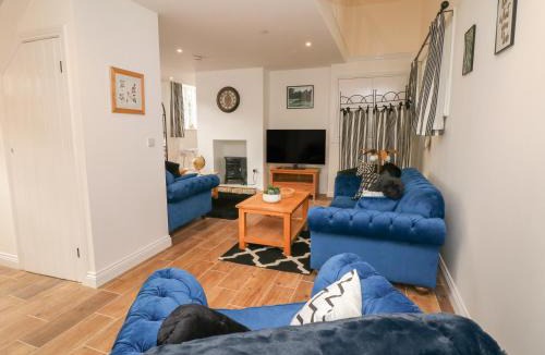Hollow Meadows House | Willow Cottage