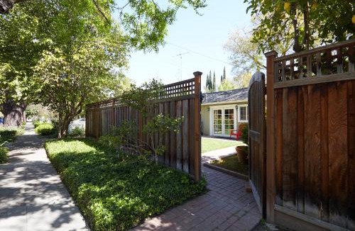 Willow Glen House | Willow Glen Private Studio - 1 Queen Bed and 1 Queen Inflatable