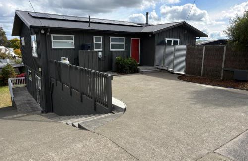 Rainbow Point House | Willow Lake House - Lake Taupo Holiday Home
