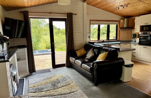 Helford Passage Cottage | WILLOW LODGE, family friendly, with hot tub in Falmouth