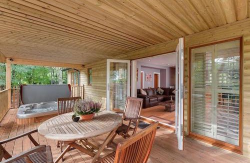 Exeter House | Willow Lodge, Hot Tub, Woodburner