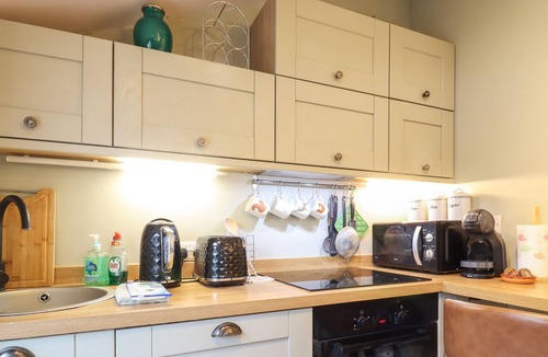 Fifield Cabin | WILLOW LODGE, romantic, with a garden in Windsor, Berkshire