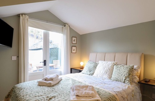 Fifield Cabin | WILLOW LODGE, romantic, with a garden in Windsor, Berkshire