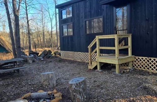 Quakertown House | Willow: Modern Eco-Pod Retreat in Pennsylvania Forest in a Tiny Cabin with Scenic Views
