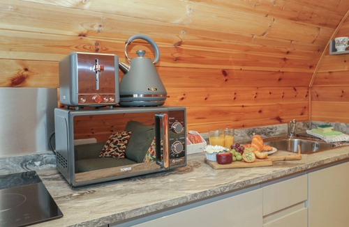 Newland Near Ulverston Cottage | WILLOW, pet friendly, with hot tub in Ulverston