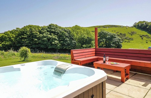 Newland Near Ulverston Cottage | WILLOW, pet friendly, with hot tub in Ulverston