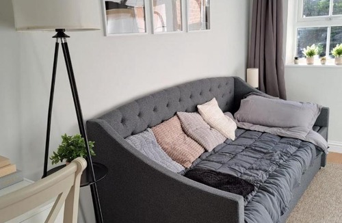 Cowley Apartment | Willow Studio - a self-contained studio w parking