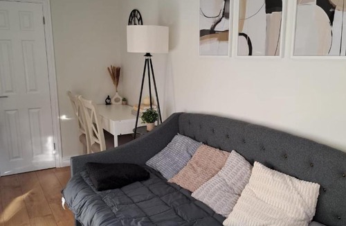 Cowley Apartment | Willow Studio - a self-contained studio w parking