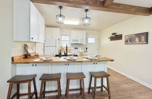 Opelika House | Willow Waterfront Lodge, Auburn