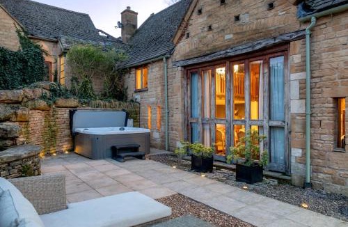 Chipping Campden House | Willowberry Barn - Exclusive Home with Hot Tub