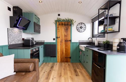 Saundersfoot Ski Chalet | Willows Rest - 1 Bed Shepherds Hut - Pentlepoir