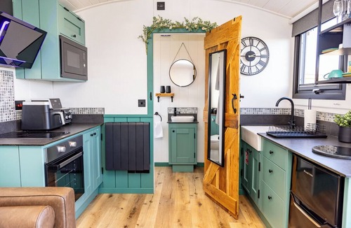Saundersfoot Cottage | Willows Rest - 1 Bed Shepherd's Hut - Pentlepoir