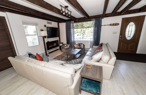 Hensonville House | Windham Pet Friendly home, 2-5min from Ski, Hiking Trials, GoldenLake, Rest&Bars