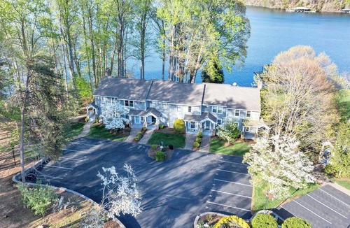 North Shore House | Windlass on Waters edge