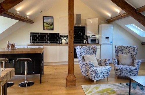 Stroud Apartment | Windows over Stroud - 2BR Penthouse in Historic Building