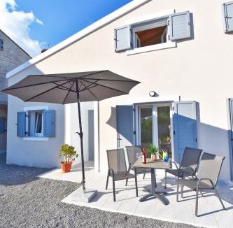 Ipsos Apartment | Windrose Apartments - Shared Pool