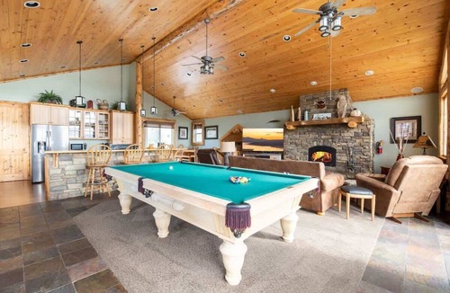 Castle Glen Estates House | Windsong Retreat. Lake Views. Hot tub