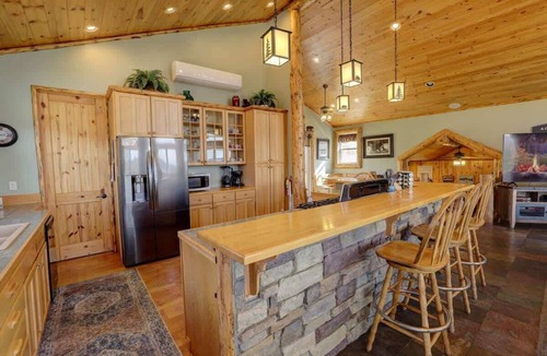 Castle Glen Estates House | Windsong Retreat. Lake Views. Hot tub