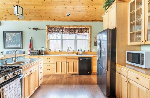 Castle Glen Estates House | Windsong Retreat. Lake Views. Hot tub